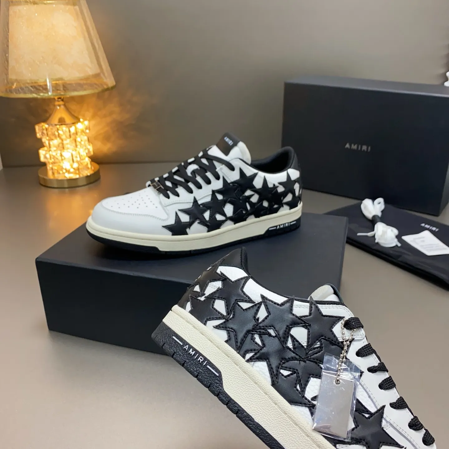 p620🐮🐮AMIRI 💧🌳Couple model💎 The latest The Pacific series Couple model Bone Star Casual sneakers Skateboard shoes ✔️ AMIRI's Pacific shoes are a sneaker that combines luxury and street style. Many celebrities and Internet celebrities have the same style. Its design and workmanship are very elegant. Made of high-grade cow leather, soft to the touch and highly durable 💘💍Fabric: Original customized imported first-layer cowhide 💘💍Inner lining: Original customized breathable mesh lining 💘💍Feet: Original injection molded one-piece, comfortable and wear-resistant without tiring the feet 💘💍Outsole: Original 1:1 molded three-color sole Original outsole 💘💍Sole thickness: 3CM 💘💍Size: Female 35-40 Male 39-46 💘💍price; top version 💦Special remarks Remark: (Female size 34 40. Men’s size 38 45 46 is customized and cannot be returned or exchanged) Please note when placing an order! Thank you🤝🤝